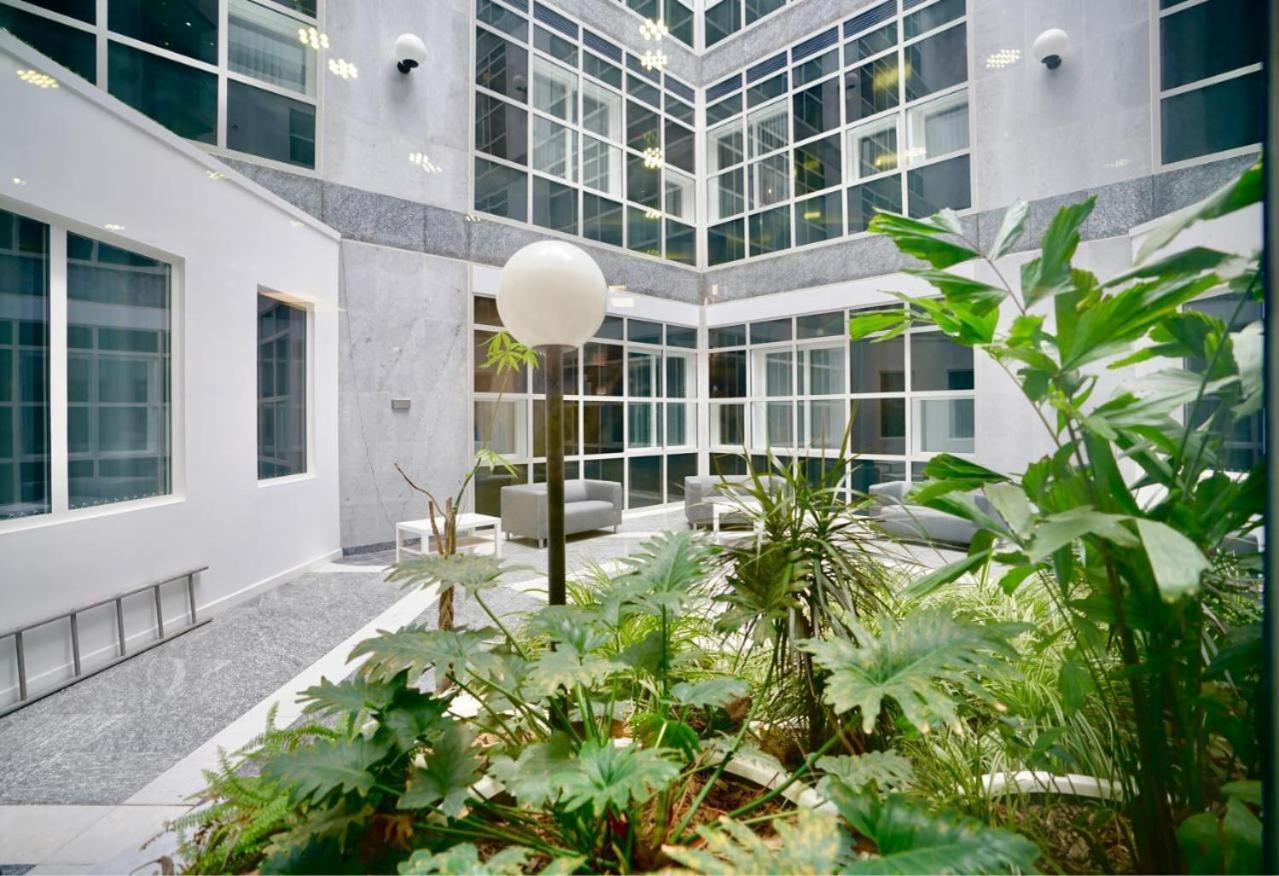 Two Bedroom - Central Peterborough Apartment - Bayard Apartments Exterior foto